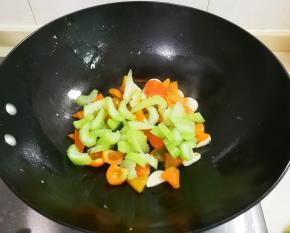 放入红椒西芹翻炒片刻