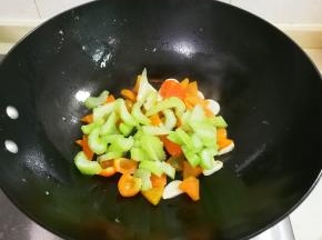 放入红椒西芹翻炒片刻