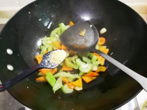 放入少许鸡精翻炒均匀