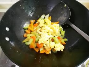 放入鸡蛋拌匀出锅