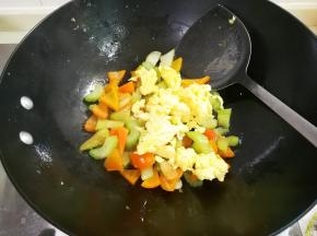 放入鸡蛋拌匀出锅