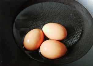 冷水没过鸡蛋，中火煮10分钟，煮熟后过冷水