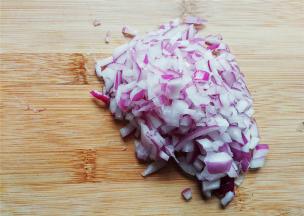 把洋葱切丁备用