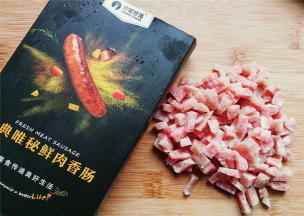再把香肠切丁备用
