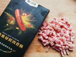 再把香肠切丁备用