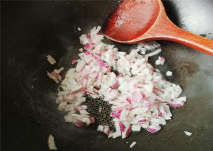 锅里倒入少量的油，煸炒洋葱，炒制洋葱变干