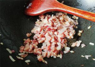 再倒入香肠丁煸炒，炒熟即可