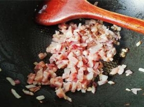 再倒入香肠丁煸炒，炒熟即可
