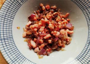 把主料盛入碗中备用，成品如图所示
