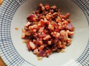 把主料盛入碗中备用，成品如图所示