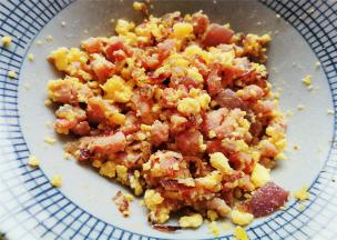 把蛋黄压碎和主料混合均匀