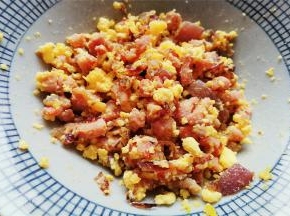 把蛋黄压碎和主料混合均匀