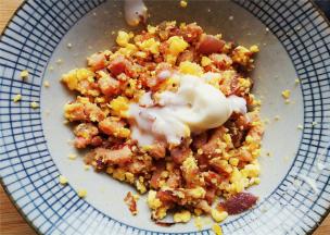 再加入1勺沙拉汁和半勺沙拉酱混合均匀