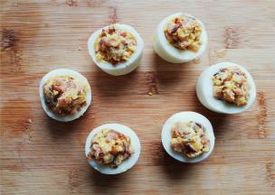 把混合好沙拉装入蛋白杯即可