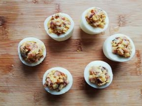 把混合好沙拉装入蛋白杯即可