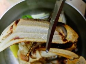 大爪子用剪刀剪一下，不要剪断