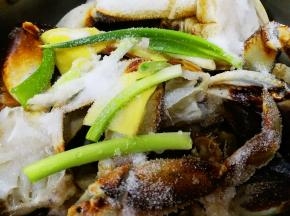 放入适量的盐和生姜葱腌制十分钟左右