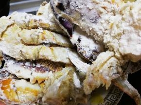 腌制好的蟹用玉米淀粉裹一下