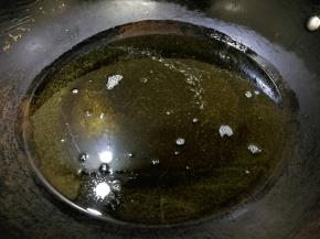 锅烧热，倒入多一点的油