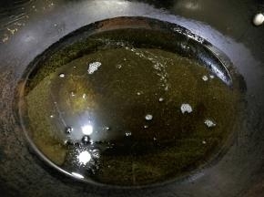 锅烧热，倒入多一点的油