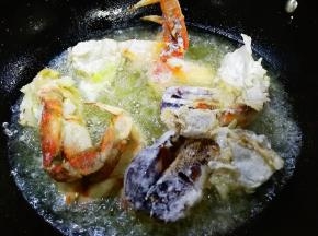 七分热放入蟹，中小火把蟹炸熟