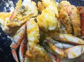 倒入蟹，翻炒至蟹均匀的裹满咸蛋黄后关火