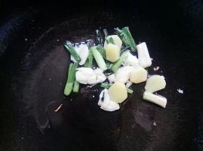 蒜头，姜，葱处理干净先煎一下