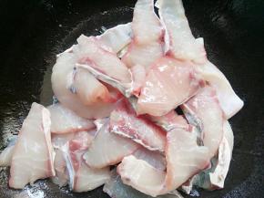 在放入鱼也煎一下