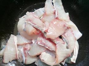 在放入鱼也煎一下
