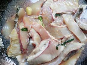 加入水后按个人口味加入盐和酱油煮熟