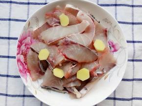 姜切小片敷在鱼上面