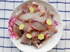 姜切小片敷在鱼上面