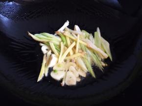 锅内放油烧热，放入葱姜蒜爆香