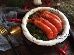 藕片码在盘子底部，上面摆放大虾和西兰花，装盘食用