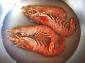 放入大虾煮熟，捞出备用