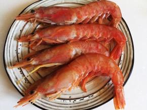 大虾挑去虾线洗净