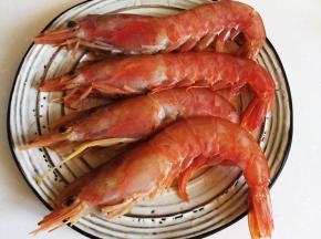 大虾挑去虾线洗净