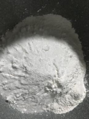 糯米粉和粘米粉倒进盆中，加入细砂糖