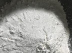 糯米粉和粘米粉倒进盆中，加入细砂糖