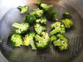 西兰花烫熟捞出备用