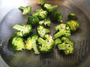 西兰花烫熟捞出备用