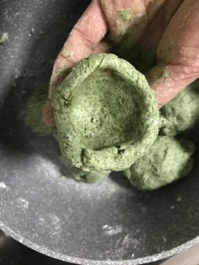 取一小份搓圆，用食指捏出一个深窝