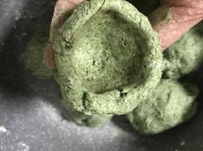取一小份搓圆，用食指捏出一个深窝