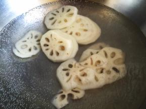 锅内烧开水，放入藕片烫熟，捞出备用