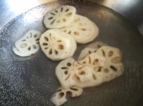 锅内烧开水，放入藕片烫熟，捞出备用