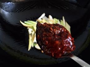 放入调料酱翻炒几下