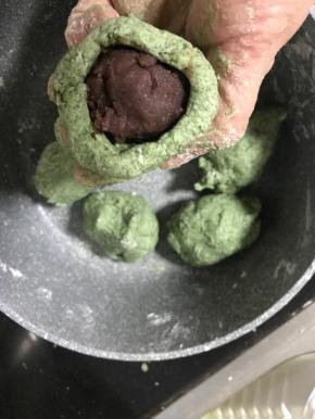 包入豆沙馅儿，用虎口收紧，揉圆