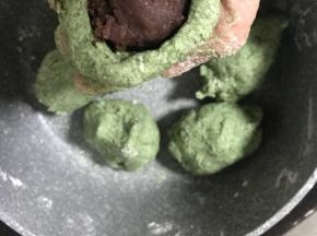 包入豆沙馅儿，用虎口收紧，揉圆