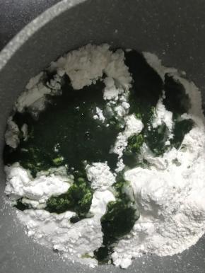 倒入艾草汁，拌匀