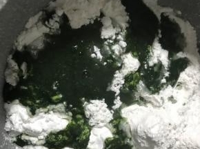 倒入艾草汁，拌匀
